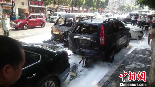 轿车突发爆炸 车主站车外躲过一劫